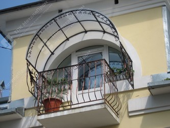 Козырьки из поликарбоната над балконом